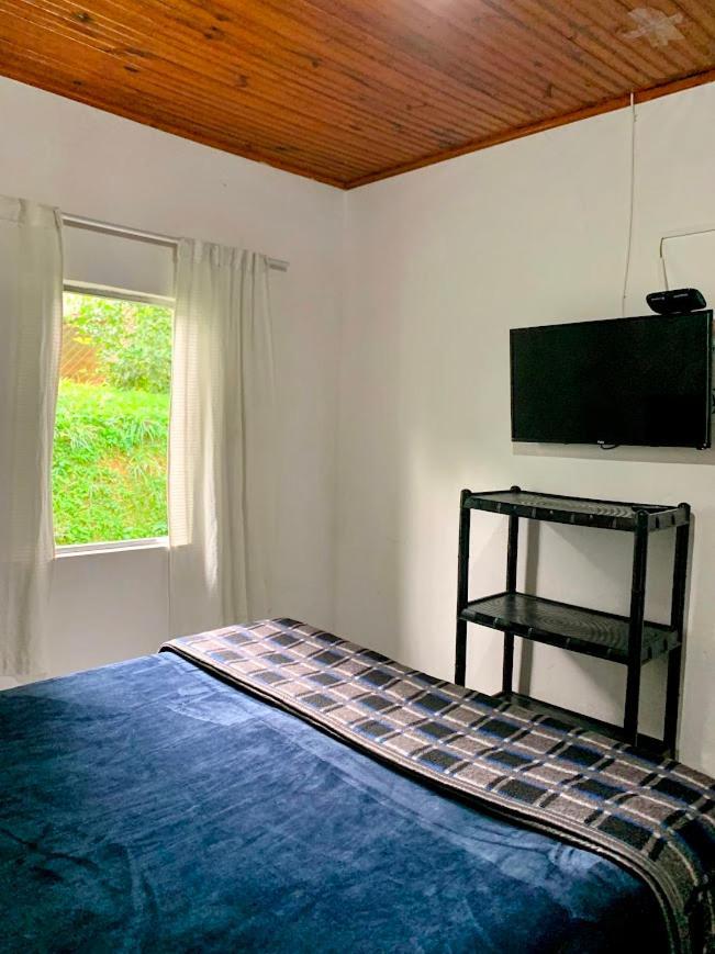 Farm stay Beija-flor & Bem-te-vi, Mata Atlantica, Juquitiba, Sp *